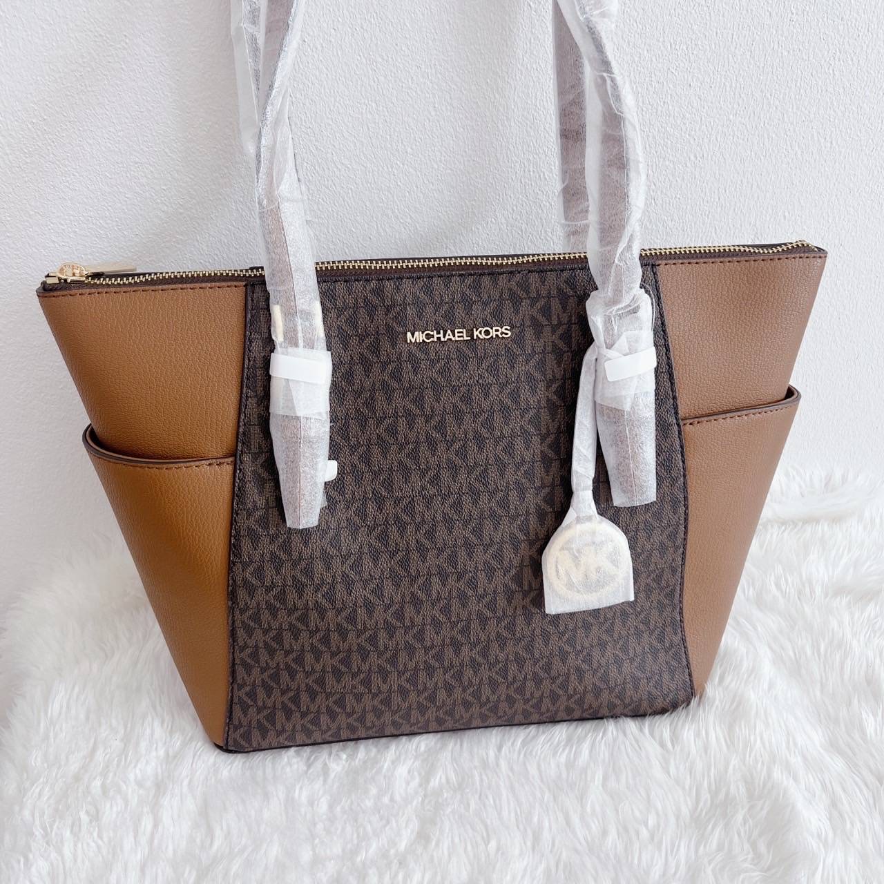 รอบใหม่เข้าแล้วค่ะ New Michael Kors Tote charlotte zip - ปากกระเป๋า 15 นิ้ว ฐาน 10 นิ้ว สูง 10 นิ้ว