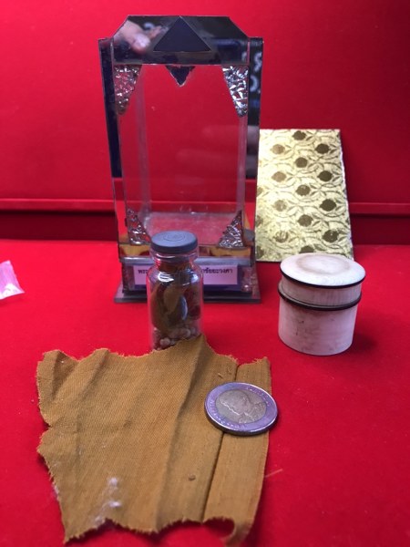 ทันตธาตุหลวงปู่ครูบาชัยยะวงศา พร้อมผ้าจีวรและพระธาตุข้าวบิณฑ์