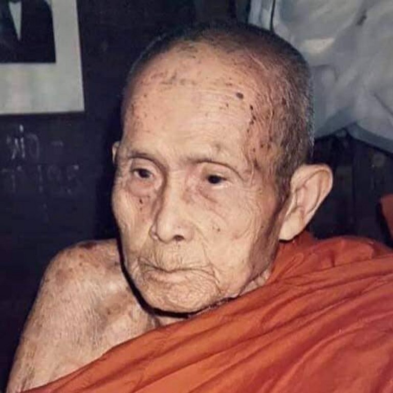 พระทันตธาตุครูบาอิ่นแก้ว วัดป่าถ่อน อ.แม่สรวย จ.เชียงราย ได้มาจากคุณลุงสมหมาย อดีตตำรวจ อ.แม่สรวย คุณลุงสมหมายเป็นญาติหรือหลานครูบาอิ่นแก้ว คุณลุงสมหมายอายุ 62 ปี ยังมีชีวิตอยู่ ได้รับพระทันตธาตุครูบาอิ่นแก้วนี้เมื่อ พ.ศ. 2547 ตอนที่ท่านอายุ 42 ปี