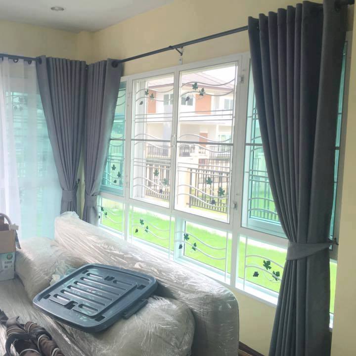 ผ้าม่านตาไก่ โทนสีเทา ลวดลายสีอ่อนตามเนื้อผ้า