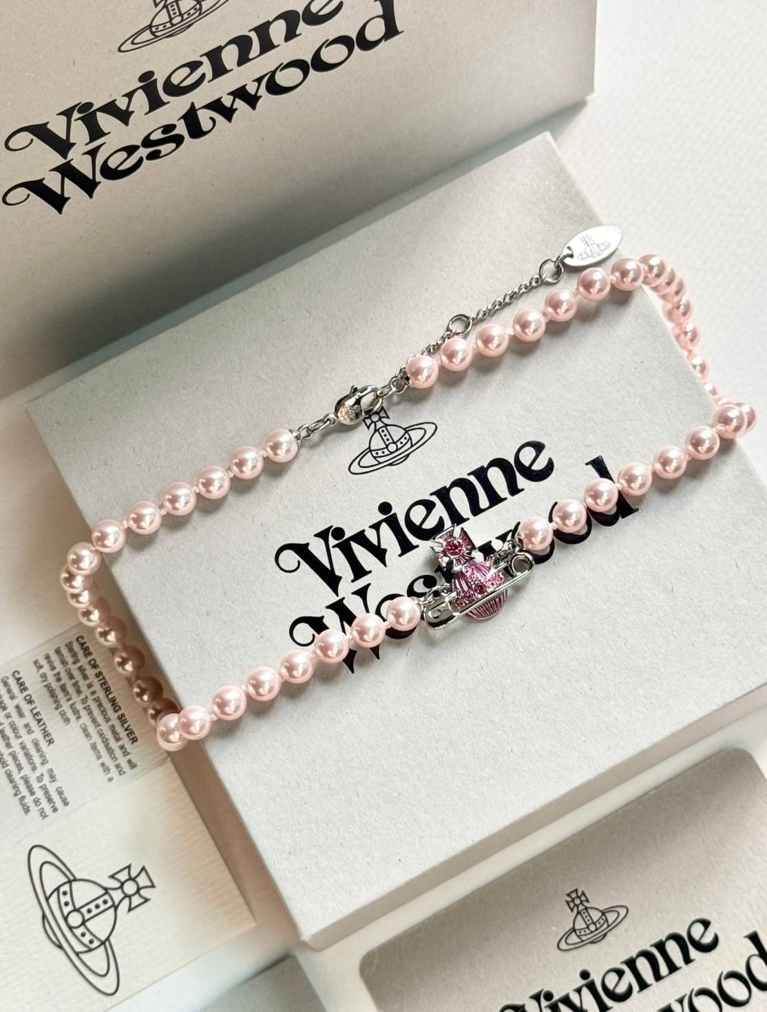 โปร New Vivienne Westwood สร้อยคอ รุ่น Kitty pearl necklace สีใหม่ล่าสุด สวยเก๋ละมุน ดีเทลดีมาก ควรเก็บน้า สีนี้หายากนะคะ