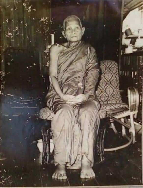 พระทันตธาตุ จีวร เกศา รูปถ่าย หลวงปู่แหวน วัดดอยแม่ปั๋ง เลี่ยมโบราณ ไม่น้อยกว่า 40 ปี เจ้าของเดิมเป็นศิษย์รับใช้หลวงปู่แหวน เป็นครูที่ อ.พร้าว ชื่อคุณพ่อประจักษ์ อายุ 95 ปี ปัจจุบัน (พ.ศ.2566) ยังมีชีวิตอยู่ ท่านเคยรับใช้หลวงปู่แหวน ช่วงปี 2524-2528