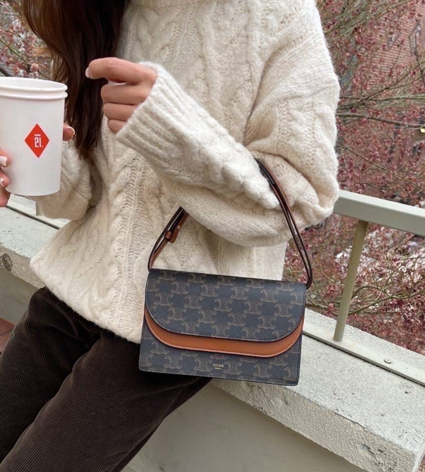 New Celine wallet on strap สายถอดได้ มีช่องใส่บัตร มีช่องซิป ใส่มือถือได้ค่ะ ขนาด 8 x 5 x 2 นิ้ว