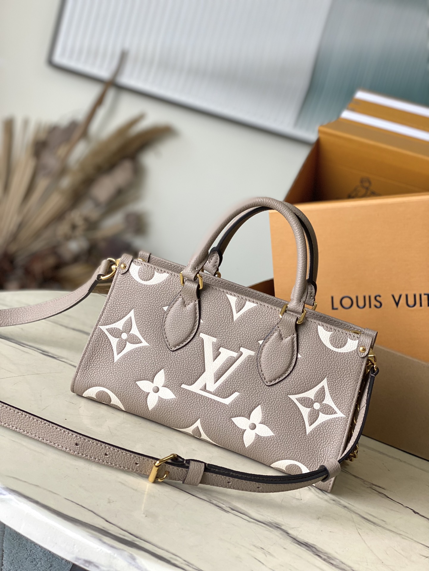 [Pre-order] กระเป๋ารุ่น OnTheGo East West Bicolor Monogram Empreinte เกรด VIP คุณภาพที่ดีที่สุด