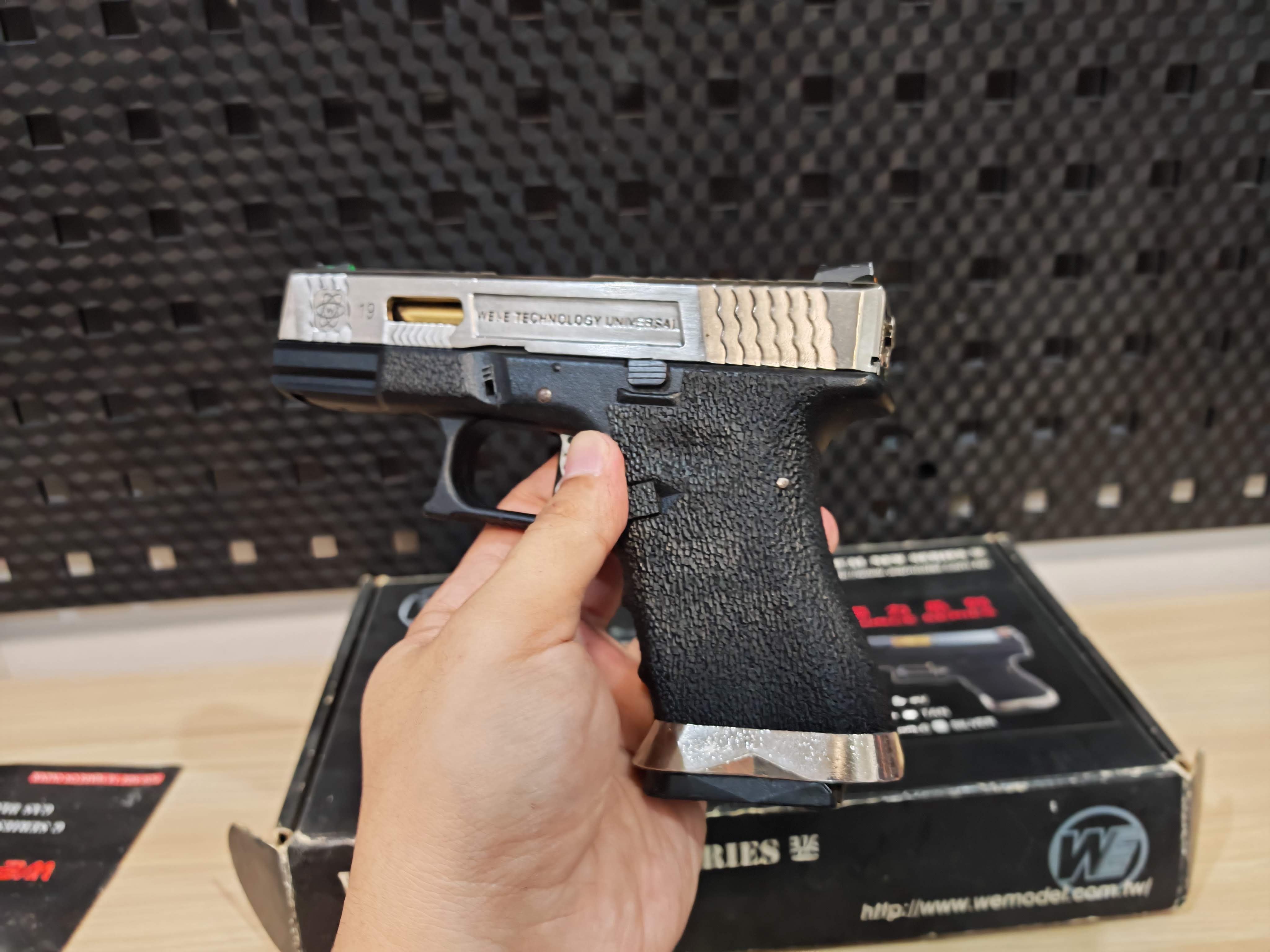 WE Glock19 G-Force Custom เฟรมดำ สไลด์เงิน ลำกล้องทอง GBB BB Gun บีบีกัน แบบแก๊ส ปืนอัดลม มือสอง Airsoft Gun