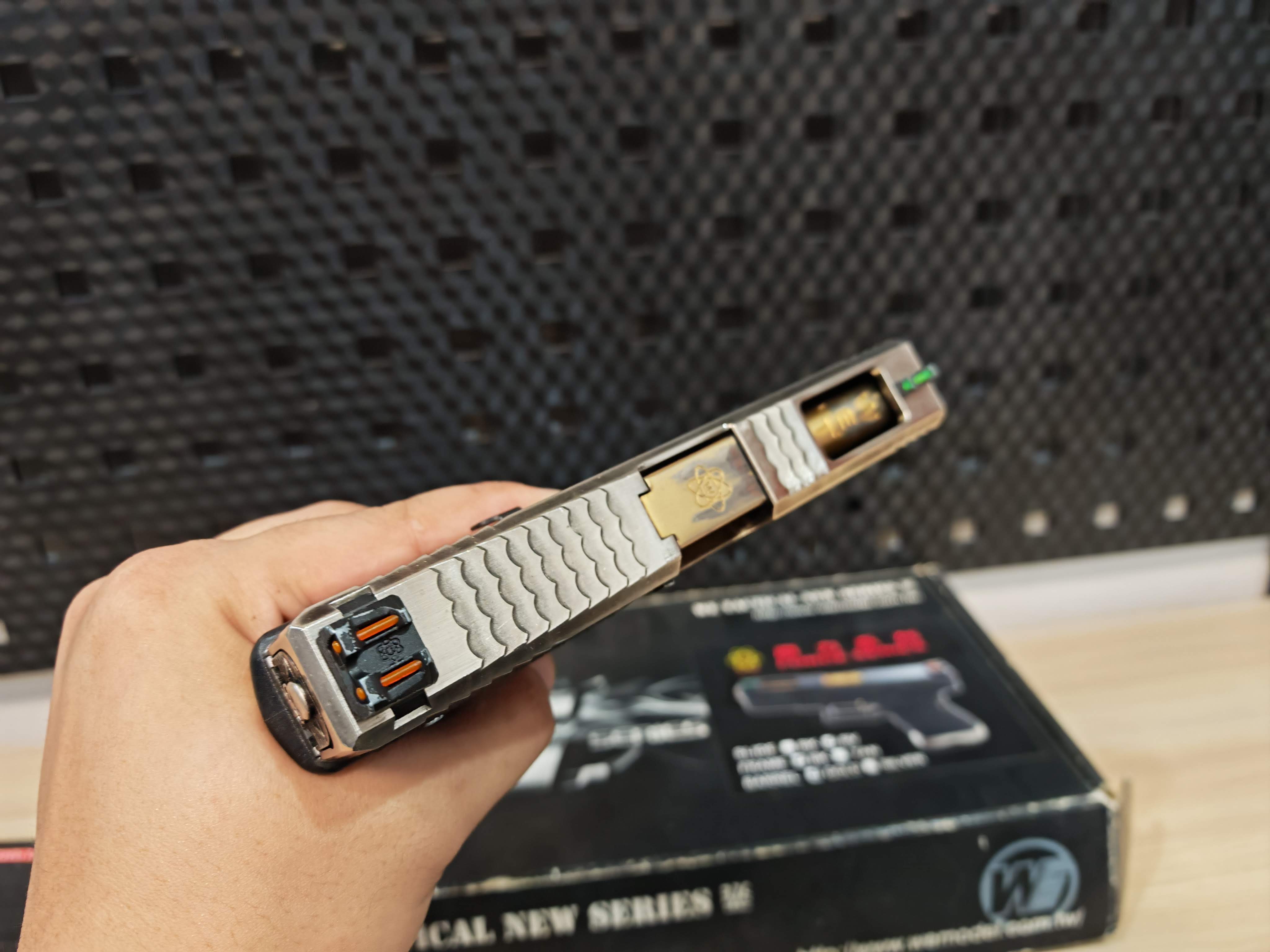 WE Glock19 G-Force Custom เฟรมดำ สไลด์เงิน ลำกล้องทอง GBB BB Gun บีบีกัน แบบแก๊ส ปืนอัดลม มือสอง Airsoft Gun