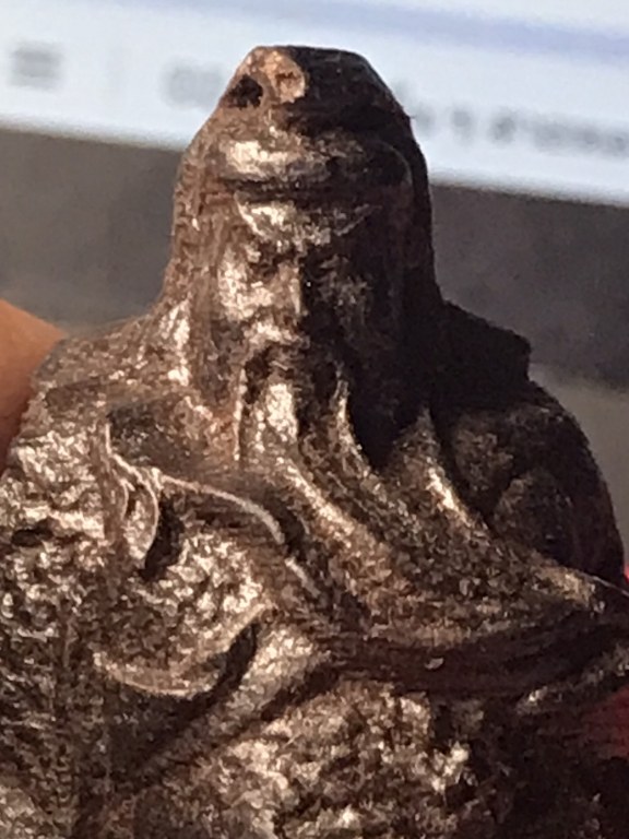 ท่านกวนอู ไม้แกะ มีรอยจาร เนื้อไม้มีสีดำ น้ำหนักไม่มากนัก ได้มาจากอดีตพระวัดพระพุทธบาทห้วยต้ม ชื่อพระจอดี้ เคยรับใช้ครูบาวงศ์ราว ๆ ปี 2537-2543 ท่านเล่าว่าท่านได้มาประมาณปี 2538 ช่างไทยใหญ่แกะถวายให้ครูบาวงศ์เสก เพื่อบูชาติดตัวไปทำงานที่อื่น