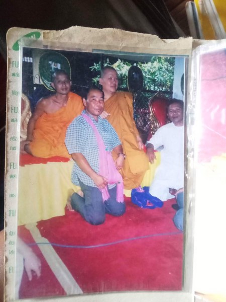 ไม้เท้าหลวงปู่ครูบาชัยยะวงศา วัดพระพุทธบาทห้วยต้ม จารตลอดด้าม ด้ามนี้ได้มาจากคุณลุงพิษณุฯ ชาวกะเหรี่ยงชาวห้วยต้ม คุณลุงได้มาเมื่อตอนอยู่ที่กุฏิกับหลวงปู่ จำปีไม่ได้ ผมได้เช่าวัตถุมงคลหลายอย่างมาจากคุณลุง