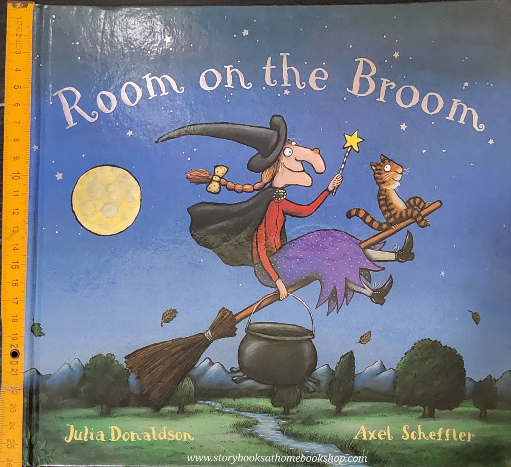 หนังสือนิทานปกแข็ง** 🍅ROOM ON THE BROOM BY JULIA DONALDSON.AXEL SCHEFFLER