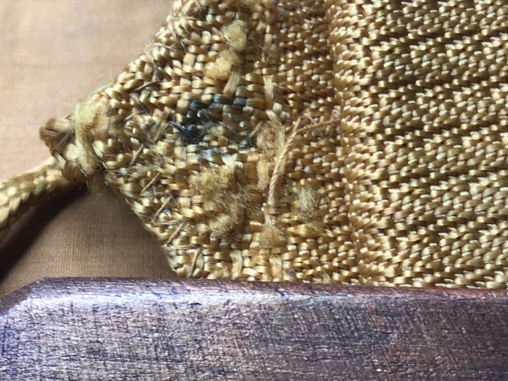 ผ้าจีวร รัดประคต และมีดไม้ (มีดแหก) ครูบาวงศ์ ได้มาจากอดีตพระวัดพระพุทธบาทห้วยต้ม ชื่อพระจอดี้ ปัจจุบัน (บันทึก เดือน พ.ค.2566) พระจอดี้ท่านสึกมาได้ 5-6 เดือนแล้ว ท่านเล่าว่าผ้าจีวรชุดนี้ ท่านได้มาประมาณปี 2537 บวก/ลบ 2-3 ปี เพราะท่านจำไม่ค่อยได้แล้ว