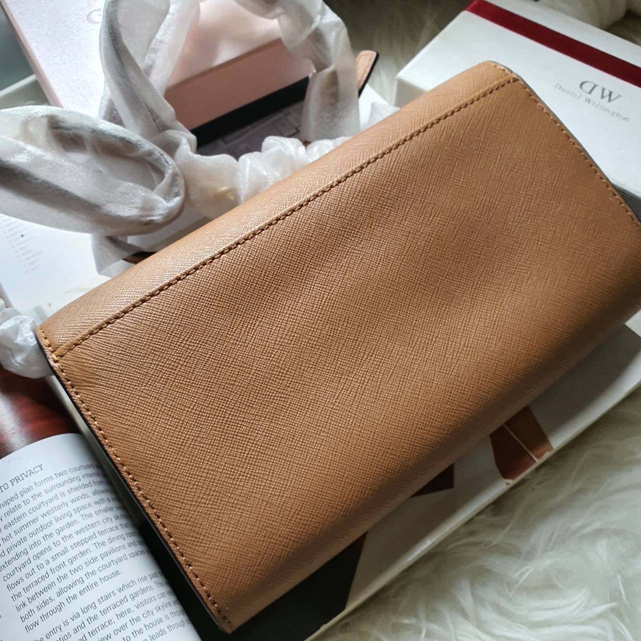 New MICHAEL KORS Jet Set Travel Large Phone Crossbody Leather Style #32T4GTVC3L Size 7” W x 5” H x 1 1/2” D ถอดสายออกถือเป็น clutch bag ได้ ใส่ iPhone Plus ได้