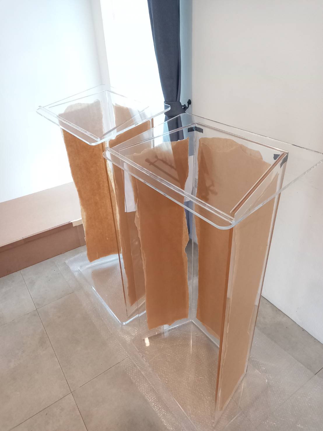 ป้ายโพเดียมอะคริลิคใส หรือ แท่นยืนบรรยาย