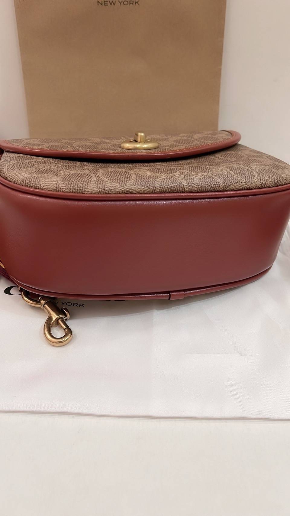 New coach Willow Saddle Bag In Signature Canvas