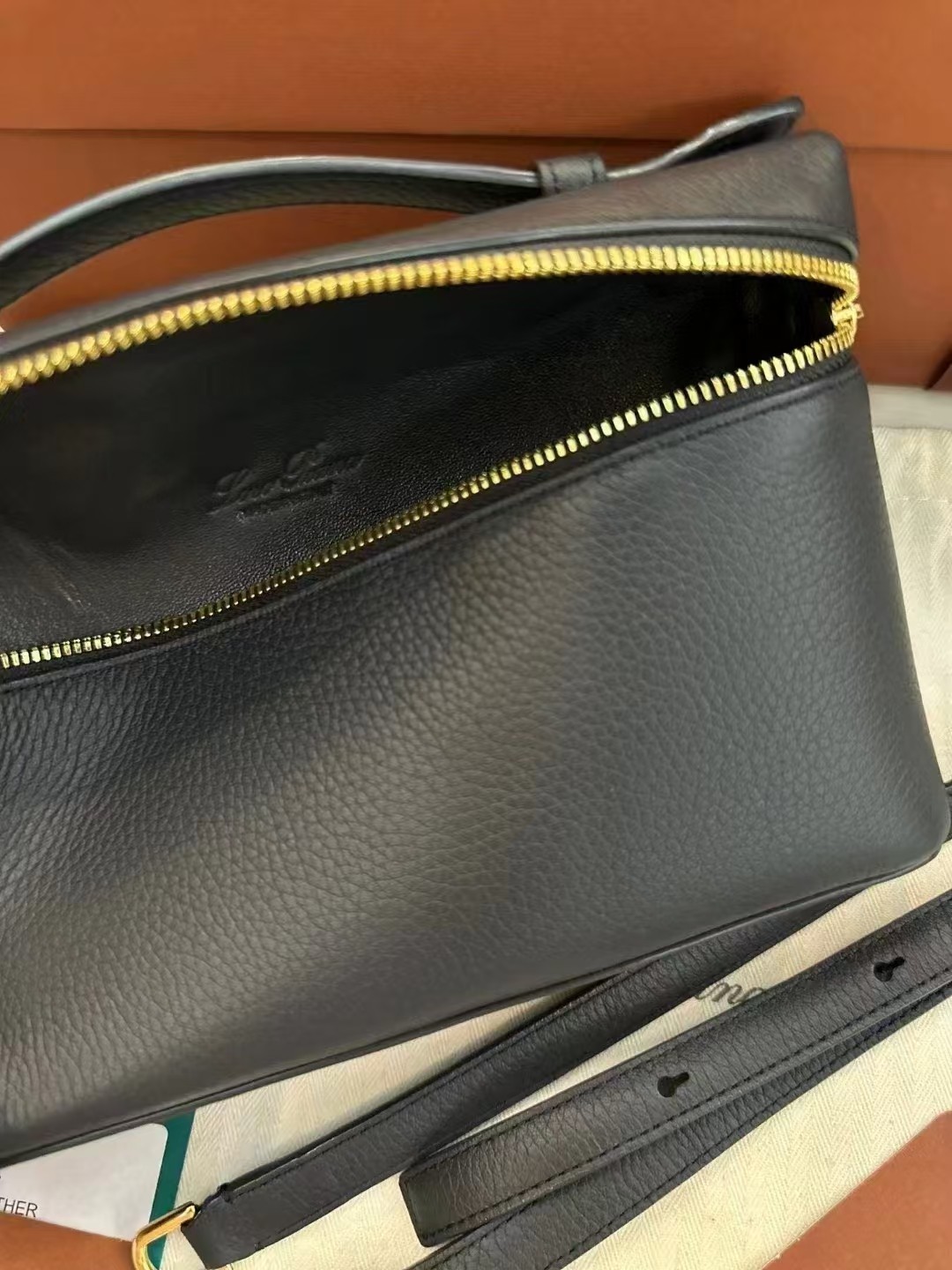 [Pre-order] Loro Piana รุ่น L19 Extra Pocket Pouch Black Calfskin งานเกรดคุณภาพเทียบแท้ VIP QUALITY