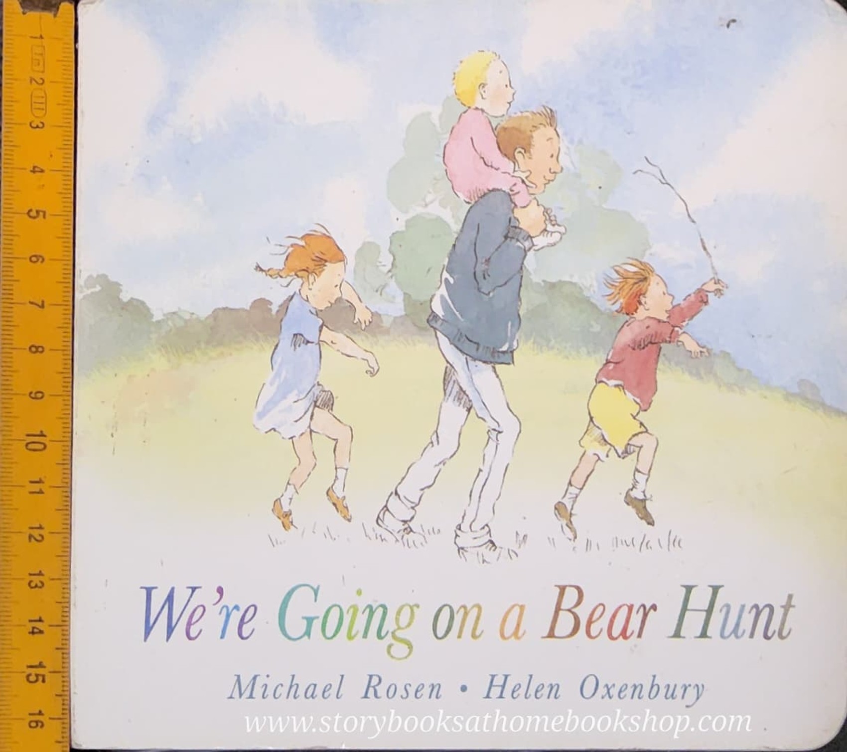 BOARD BOOK ** 🍅🍓 WE'RE GOING ON A BEAR HUNT BY MICHAEL ROSEN.HELEN OXENBURY