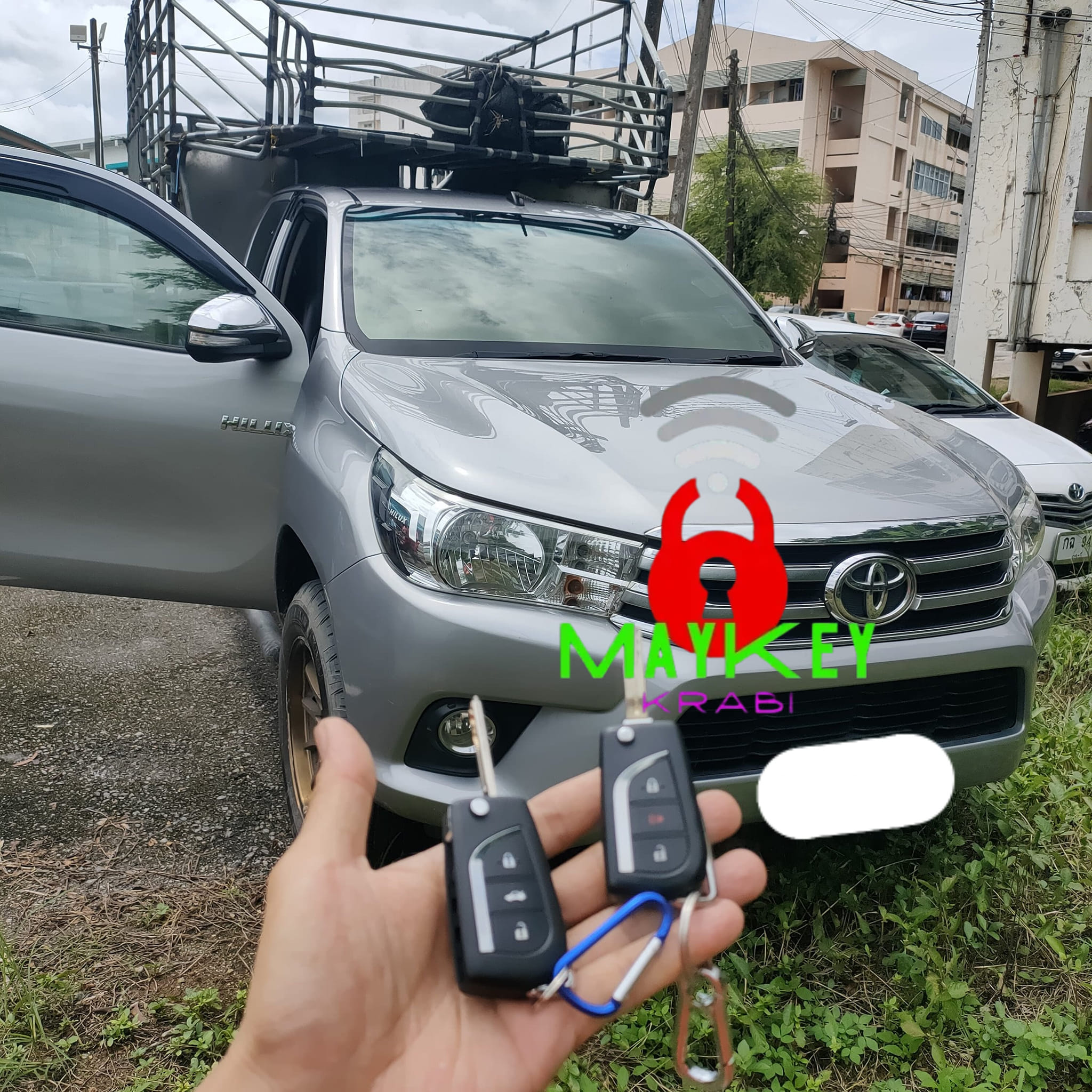 โตโยต้ารีโว้ทำกุญแจรีโมทสำรองเพิ่มโทรสอบถามได้คับ 064-7988292 ช่างเมย์
