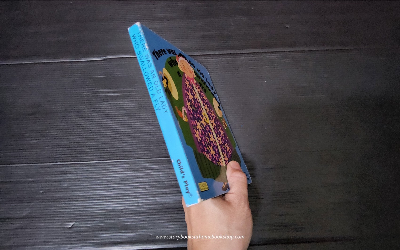 PEEP BOARD BOOK** 🍅🍓THERE WAS AN OLD LADY WHO SWALLOWED A FLY