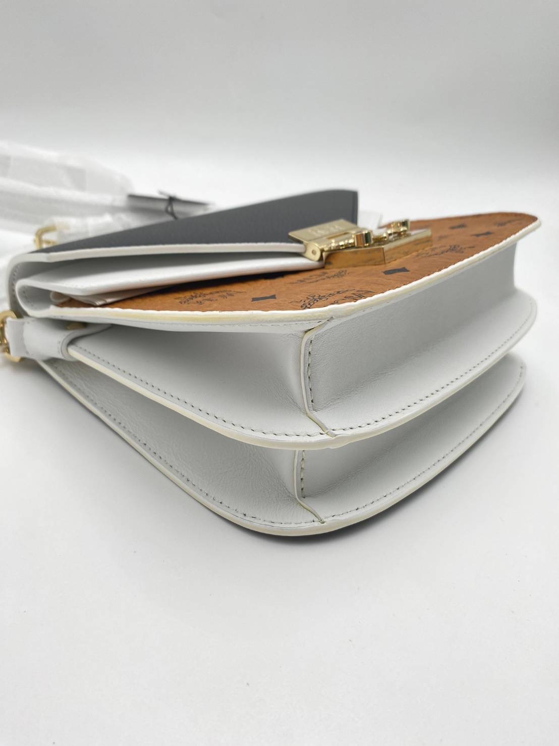 New Mcm Patricia small ขนาด : 20 x 19 ซม.อุปกรณ์ การ์ด ถุงผ้า