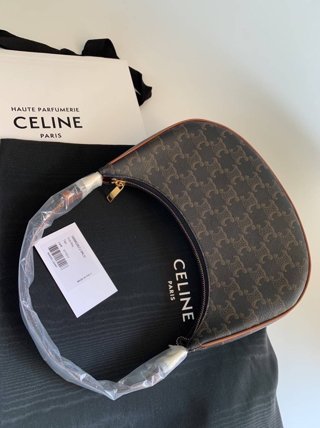 New Celine Ava Bag ขนาด 9 x 5 x 2 นิ้ว อุปกรณ์. การ์ด ถุงผ้า ถุงกระดาษ