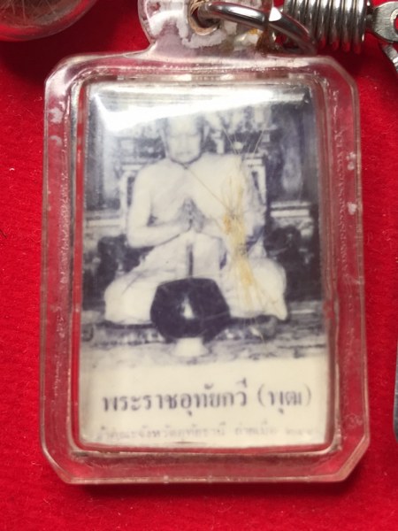 บูชาแล้ว แหนบหนีบกระเป๋าเสื้อติดรูปถ่าย พระเกศา หลวงพ่อพระราชอุทัยกวี (หลวงพ่อพุฒิ) เจ้าคณะจังหวัดอุทัยธานี