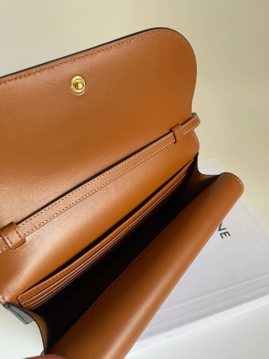 New Celine wallet on strap สายถอดได้ มีช่องใส่บัตร มีช่องซิป ใส่มือถือได้ค่ะ ขนาด 8 x 5 x 2 นิ้ว