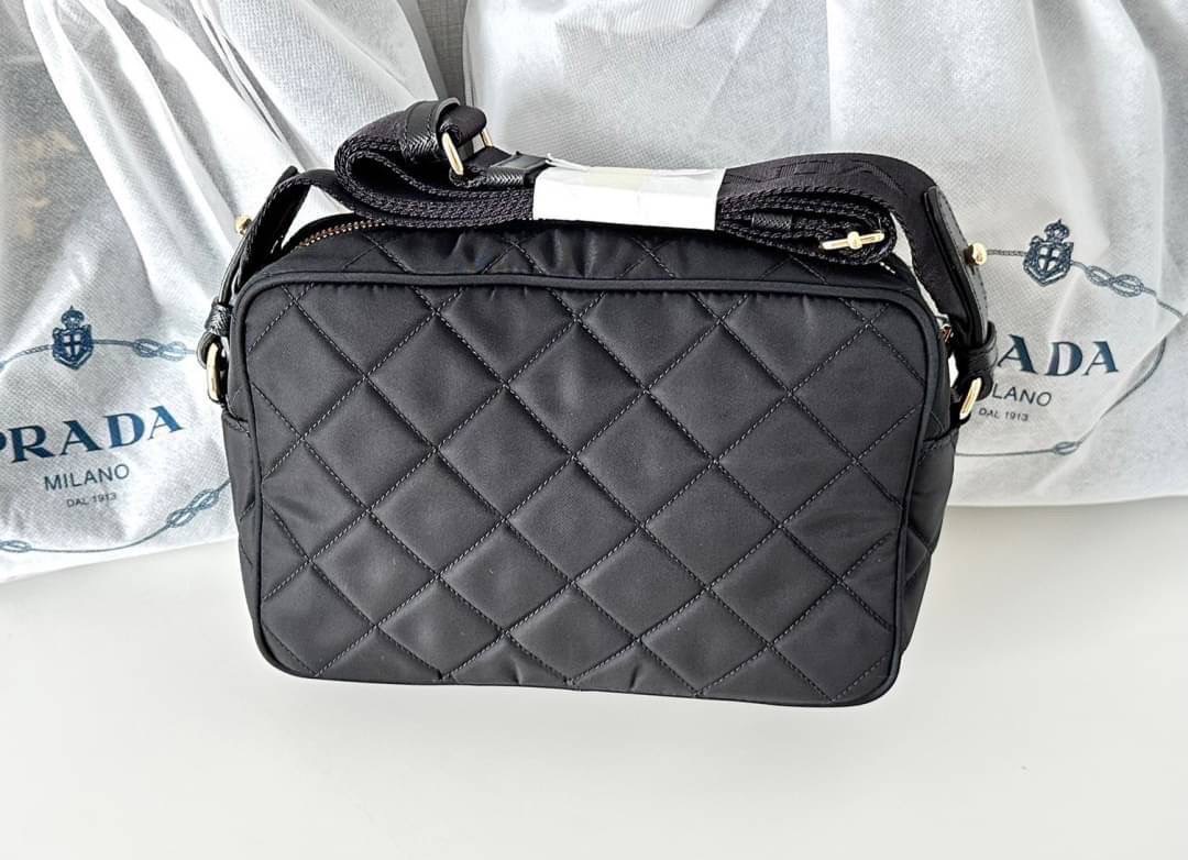 พร้อมส่ง Prada nylon bag size: 8 x 5.5 x 2 inch อุปกรณ์: ถุงผ้า การ์ด