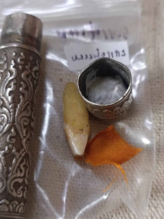 พระทันตธาตุ หลวงพ่่อแกง วัดน้ำบึง อ.ท่าปลา จ.อุตรดิตถ์ ได้มาจากคุณวินัย อายุ 84 ปี อดีตนายอำเภอ หลายพื้นที่ คุณวินัย ท่านได้รับพระทันตธาตุหลวงพ่่อแกง จากมือหลวงพ่อแกง เมื่อปี 2550 เพราะท่านได้ถวายตัวเป็นศิษย์ ทำบุญ ช่วยเหลือทางวัดมาตลอดหลายปี