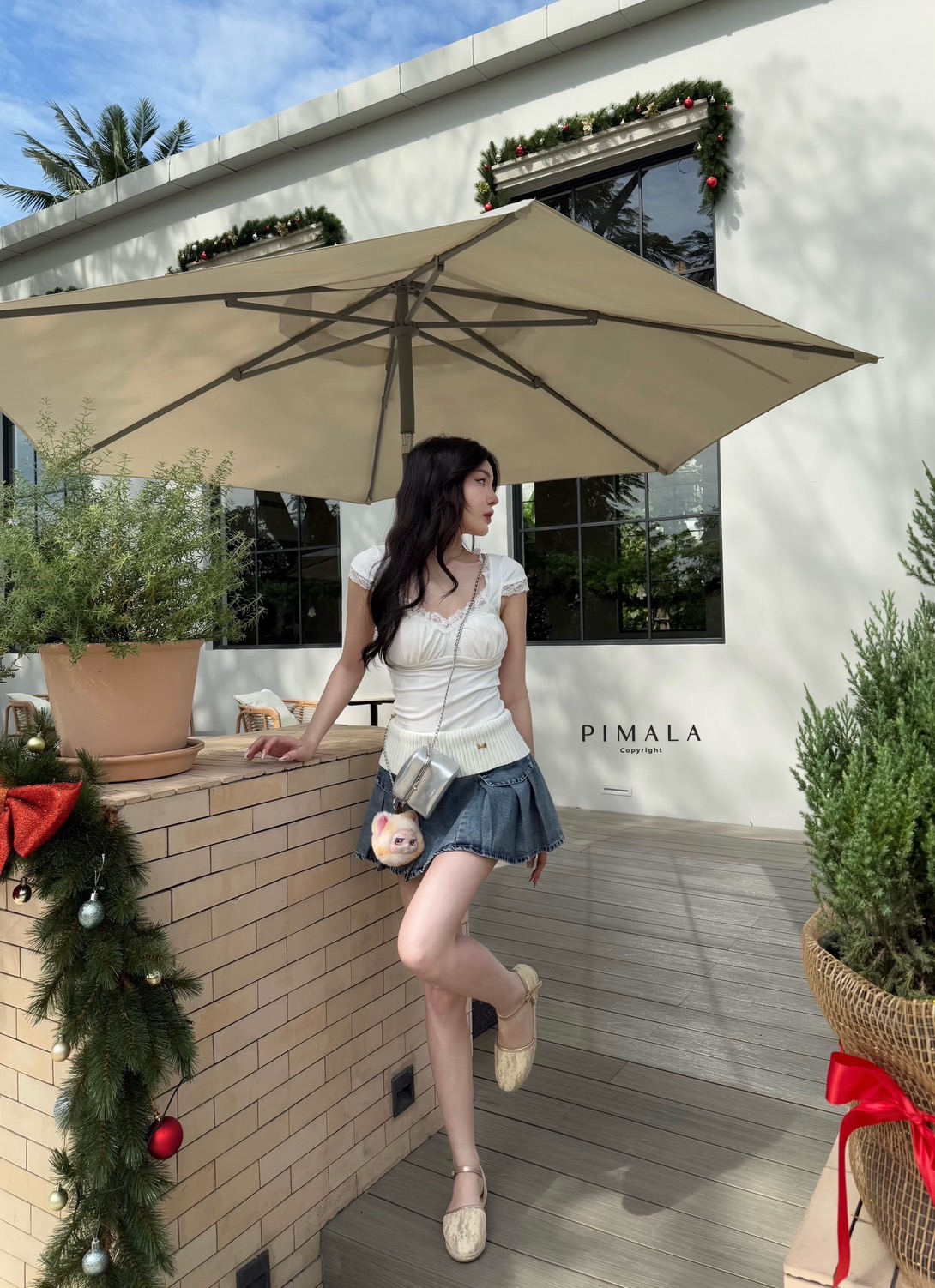 เซ็ตเสื้อสีขาวแต่งขอบลูกไม้มาคู่กับกระโปรงยีนส์