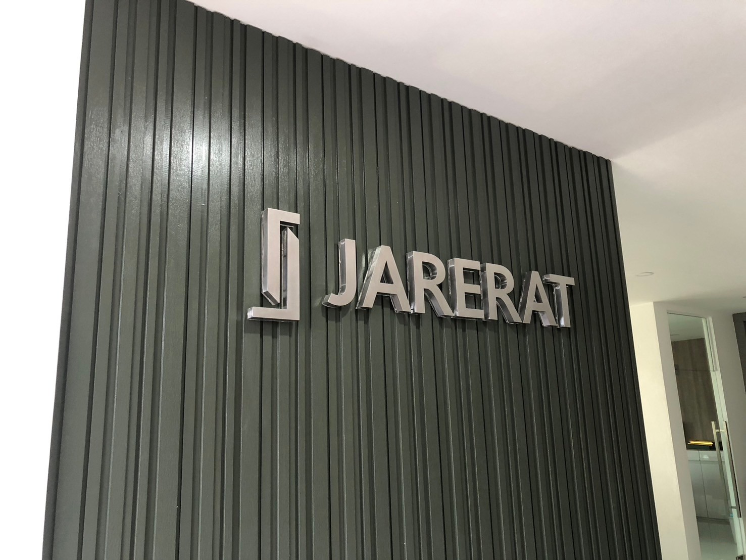 ป้ายอักษรเเสตนเลสสีเงิน ไฟออกหลัง