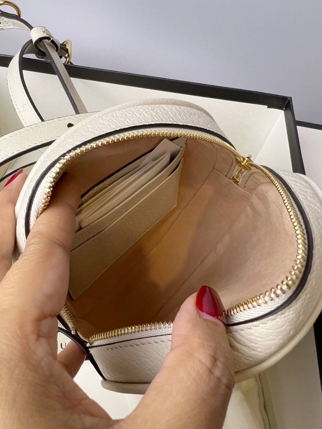 มาพร้อมกล่อง NEW GUCCI OPHIDIA MINI ROUND SHOULDER BAG คล้องไหล่ได้ & สะพายเป้ได้ Size 6.3 x 6.3 x 1.6 นิ้ว อุปกรณ์. กล่องสีขาวดำ ถุงผ้า การ์ด