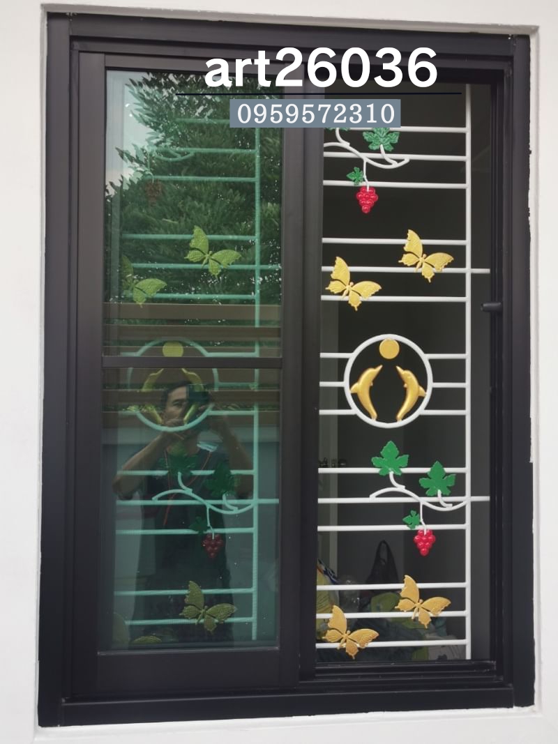 เหล็กดัดพร้อมมุ้งลวด บานเลื่อน กระจกสี ลายโลมา ติตดั้งประตู หน้าต่าง