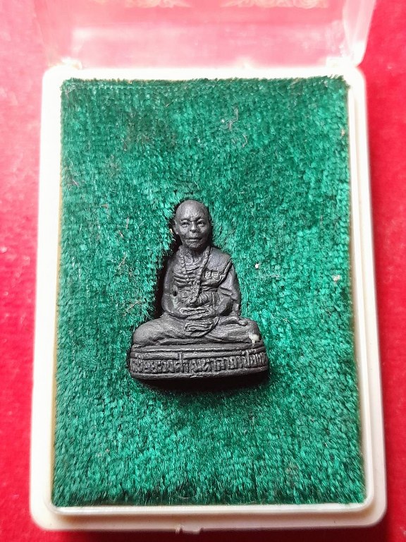 รูปหล่อครููบาชัยยะวงศา รุ่นเมตตามหาลาภ ปี ๓๕ ใต้ฐานบรรจุพระธาตุสิวลี พระธาตุอรหันต์ และดินจากสังเวชนียสถาน 4 แห่ง และ เกศาหลวงปู่