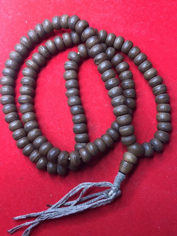 ประคำลูกลาน หลวงปูู่่ครูบาชัยยะวงศา วัดพระพุทธบาทห้วยต้ม สภาพเก่า แตกลายงา ได้มาจากเณรวัดพระพุทธบาทห้วยต้ม เณรบอกข้อมูลว่าได้มาจาก คุณตาที่บ้าน