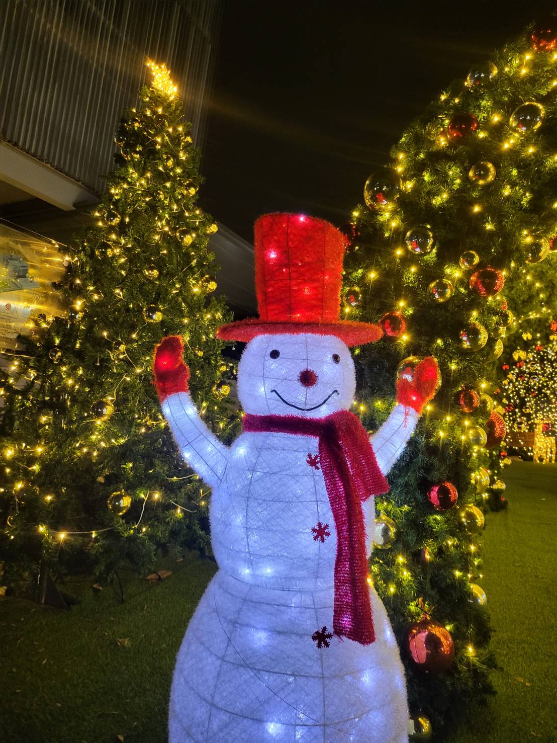 แบบตุ๊กตาสโนว์แมนสีสันของการจัดแต่ง วันคริสต์มาสที่งดงาม