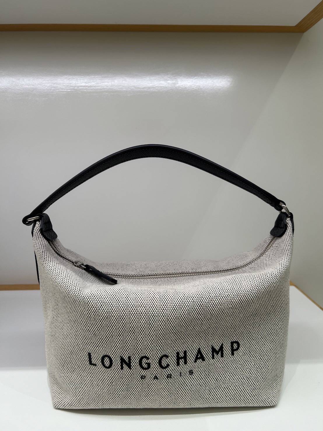NEW LONG CHAMP ESSENTIAL S CROSSBODY BAG ขนาด : 23 ซม. (ย) x 18 ซม. (ส) x 9 ซม. (กว้าง) อุปกรณ์ การ์ดเขียว