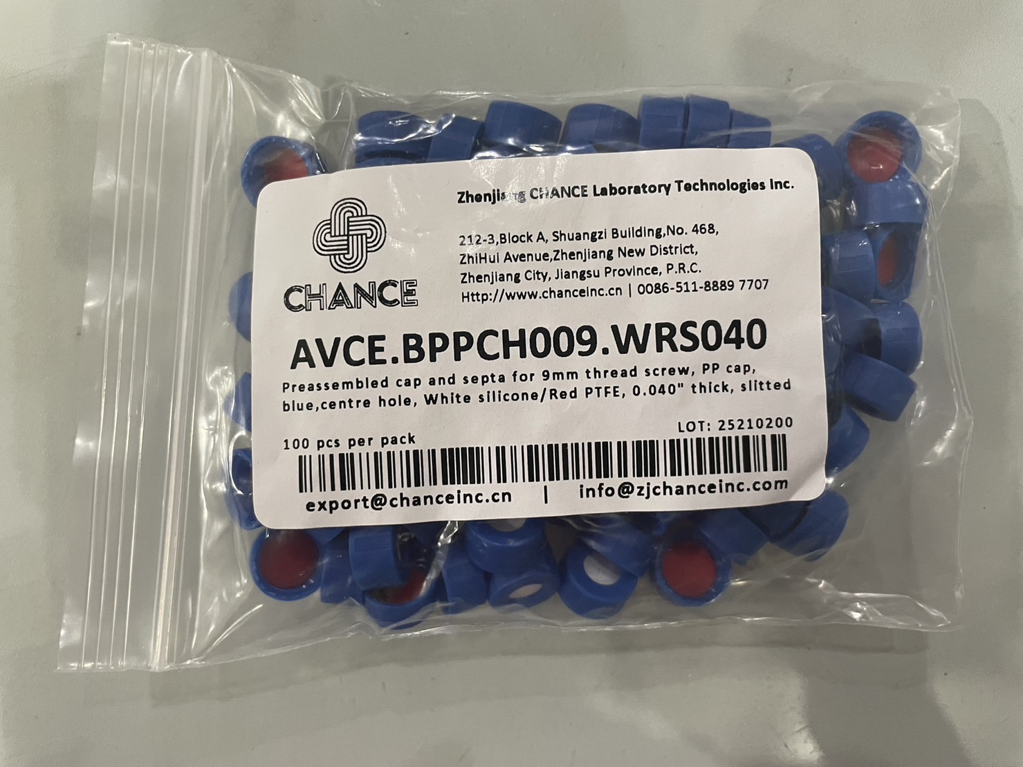 Cap and septa (Slitted) for 9mm thresd screw,Blue cap,Centre hole,White silicone/Red PTFE (100/pk) P/N AVCE.BPPCH009.WRS040