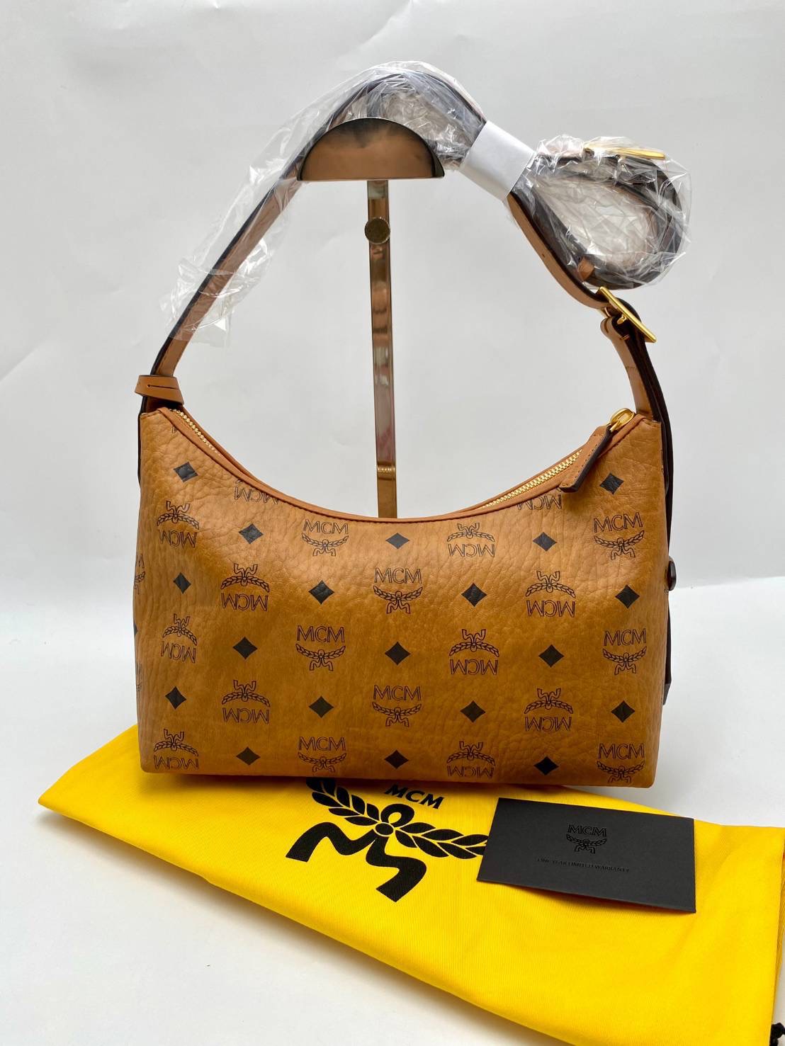 โปร พร้อมส่ง New MCM AREN HOBO IN VISETOS ขนาด 9.5 x 26.0 x 19.0 ซม. อุปกรณ์การ์ด/ถุงผ้า