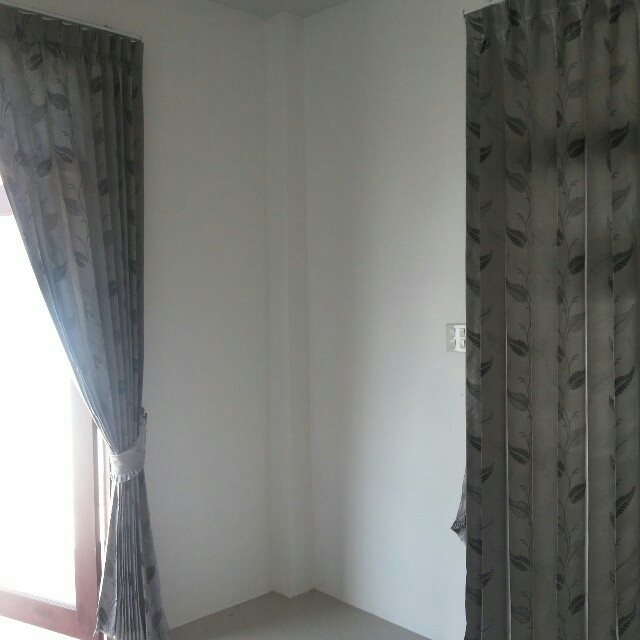 ผ้าม่านตาไก่ โทนสีเทาอ่อน ลายใบไม้ร่วง