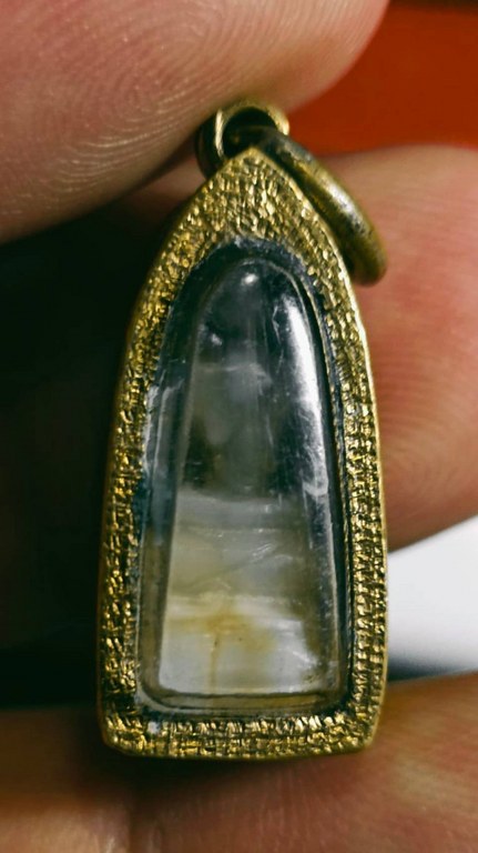 ๑. พระทัตธาตุ ครูบาแก้ว สุทโธ ๒.รูปถ่ายด้านหลังติดจีวร ๓. ล็อกเกตรุ่นแรก ปี ๑๘ ๔. เม็ดประคำจำนวน ๑ เม็ด ๕. รูปถ่ายด้านหลังติดพลอยคำ และ ๖.รูปหล่อรุ่น ๑ ของหลวงปู่แก้ว สุทโธ วัดดอยโมคลาน จ.เชียงใหม่