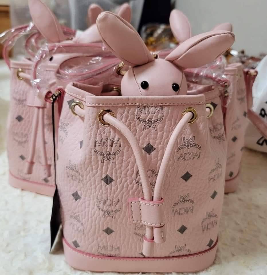 ว่าง 1 ใบ โปร New MCM Park Rabbit Bucket มีช่องใส่น้อง ตุ๊กตาถอดได้ค่ะ Sz.10.5 x 17.0 x 20.0 ซม. อุปกรณ์.ถุงผ้า/การ์ด