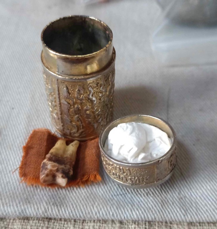 พระทันตธาตุครูบาแสง วัดร่องช้าง จ.ลำพูน ได้มาจากลุงประสิทธิ์ อดีตนายอำเภอ เวียงหนองล่อง อายุ 74 ปี เล่าว่าได้มา เมื่อสมัยที่ท่านเป็นปลัดอำเภอ อ.ป่าซาง เมื่อปี 2532 ได้จากผู้ช่วยผู้ใหญ่บ้านใน อ.ป่าซาง ซื่อว่าวิโรจน์ซึ่งมีศักดิ์เป็นหลานครูบาแสง