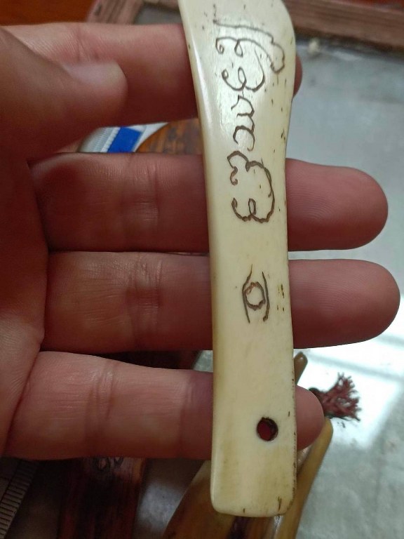 หินเสก (ปฐวีธาตุ) จารมือครูบาวงศ์ มีดหมอพญาไม้ มีดหมอกระดูกช้าง มีดแหก 2 เล่ม และแผ่นเงินจาร ครูบาชัยยะวงศาท่านใช้ ชุดนี้ได้ได้มาจากพ่ออุ๋ยหนานจรูญ กะเหรี่ยงอายุ 8x กว่าปี พ่ออุ๋ยหนานจรูญเดิมอยู่ห้วยต้ม ปัจจุบันย้ายไปอยู่ที่บ้านแม่เทย อ.ลี้ จ.ลำพูน