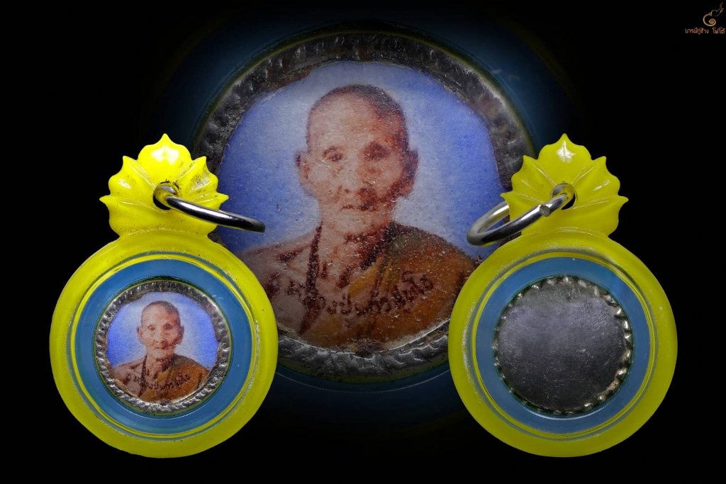 ๑. พระทัตธาตุ ครูบาแก้ว สุทโธ ๒.รูปถ่ายด้านหลังติดจีวร ๓. ล็อกเกตรุ่นแรก ปี ๑๘ ๔. เม็ดประคำจำนวน ๑ เม็ด ๕. รูปถ่ายด้านหลังติดพลอยคำ และ ๖.รูปหล่อรุ่น ๑ ของหลวงปู่แก้ว สุทโธ วัดดอยโมคลาน จ.เชียงใหม่