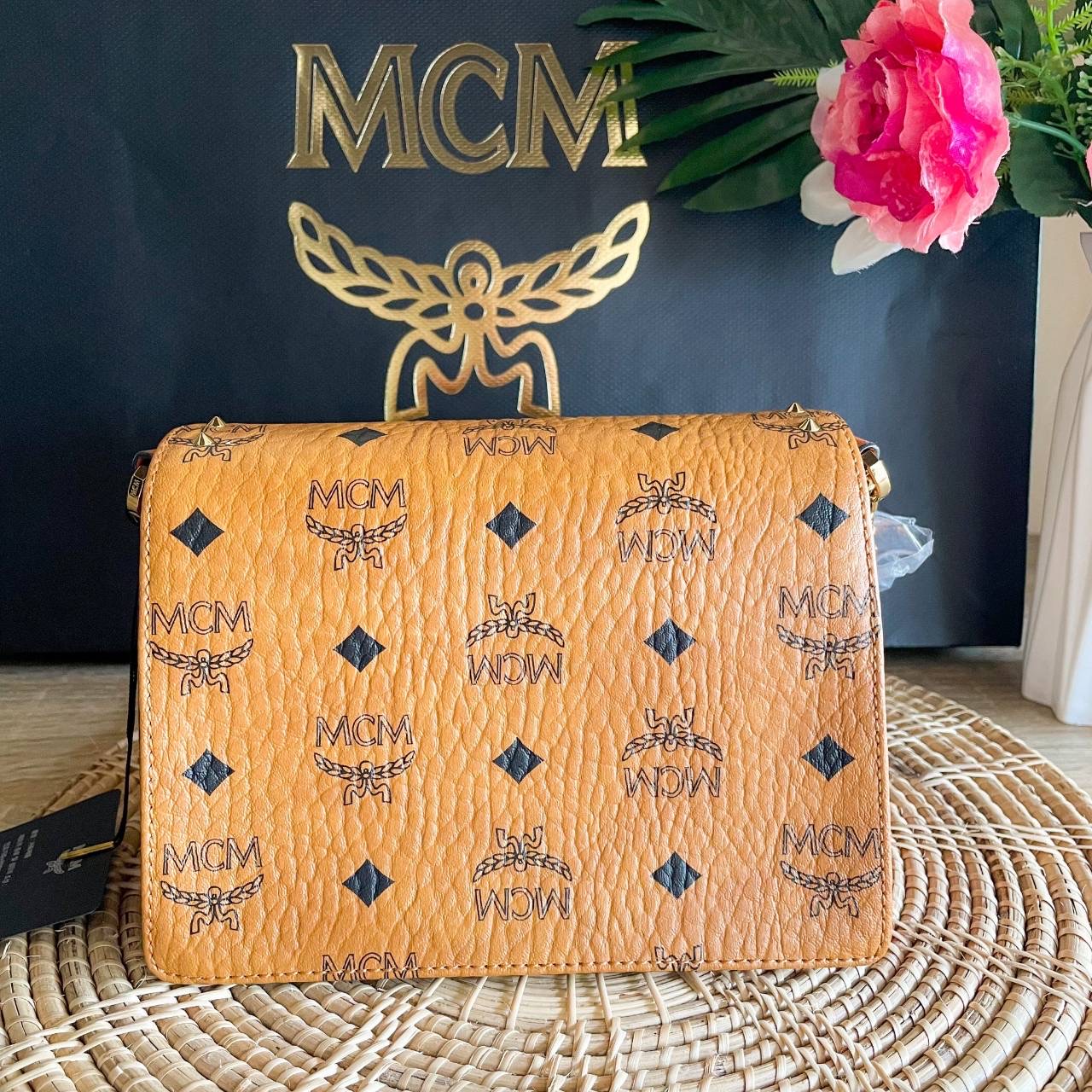 New MCM Patricia Crossbody in Studded Visetos (shop เกาหลี) Details • Approximately 8.0 x 18.0 x 12.5 cm • 97 cm to 122 cm strap length