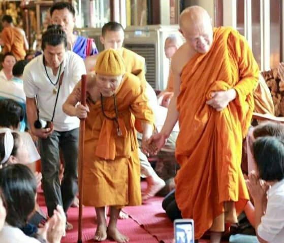 ไม้้เท้าครูบาพรรณ ได้มาจากพระในวัดพระพุทธบาทห้วยต้ม มีจารตลอดเล่ม