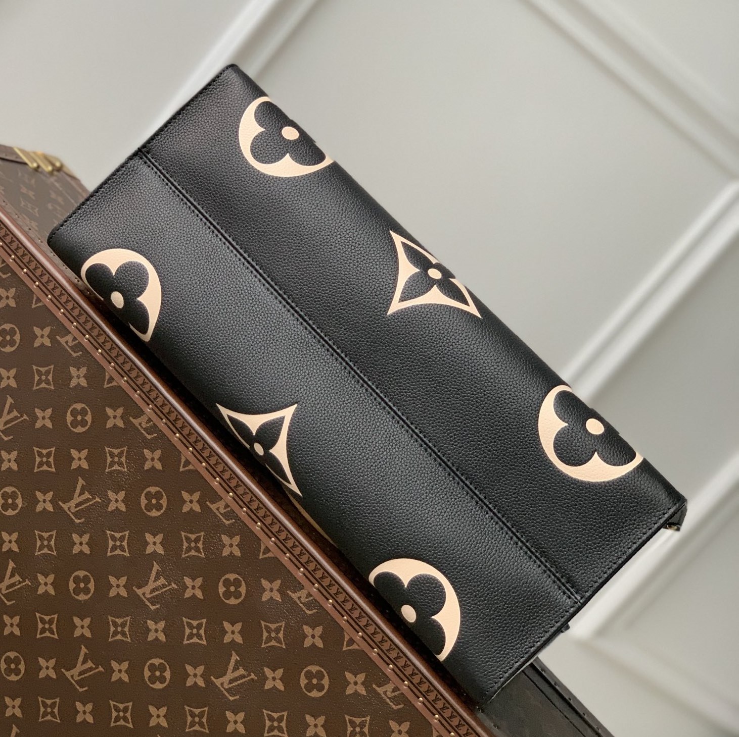 [Pre-order]กระเป๋า Tote bag Louis Vuitton Black Beige OnTheGo Embossed-M45945 งานคุณภาพที่ดีที่สุด