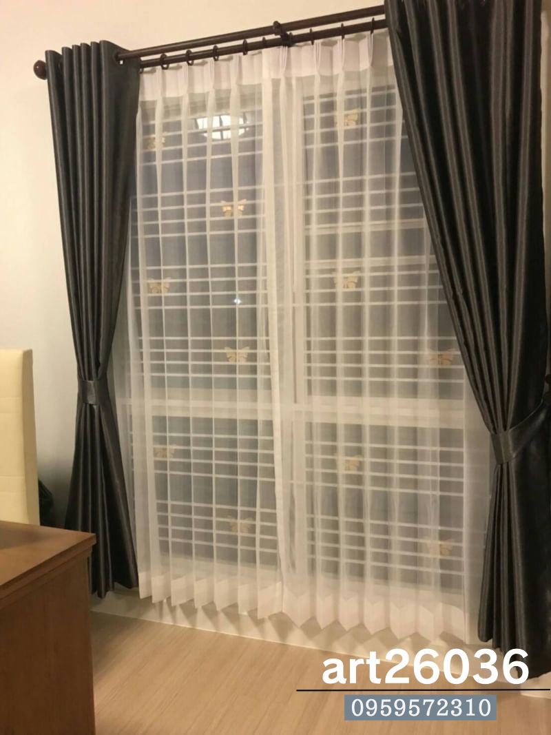 เหล็กดัดสีอบพร้อมมุ้งลวด กรอบขาว ผีเสื้อสีทอง ผ้าม่านตาไก่ ม่านทึบ สีเทา ม่านโปร่งแสง