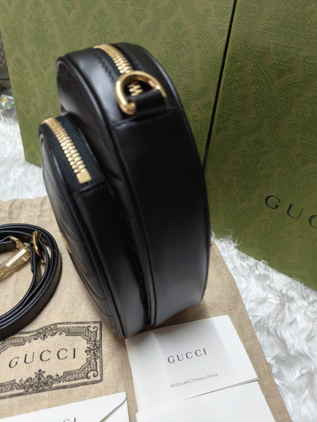 รุ่นใหม่น่ารักมาก New Gucci Interlocking G Heart Shoulder Bag ทรงหัวใจ น่ารัก ด้านหลังเป็นปรกติจาก shop นะคะ sz.18.5cm x 20cm x 4.5cm
