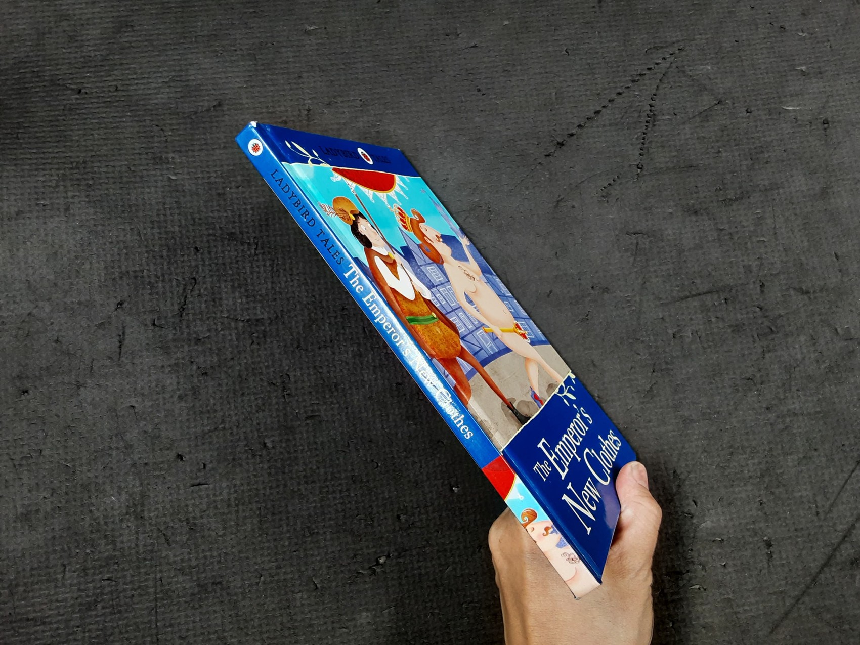 หนังสือนิทานปกแข็ง 🍅🍓The Emperpr's New Clothes/Used สภาพ 80-90%