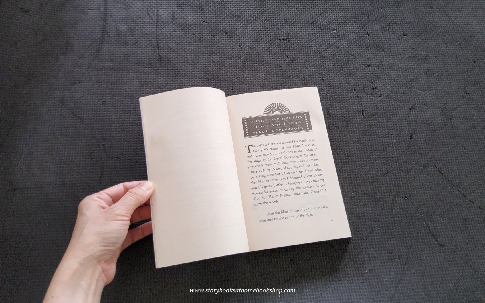 วรรณกรรมเยาวชน** 🍅Hitler's Canary by Sandi Toksvig